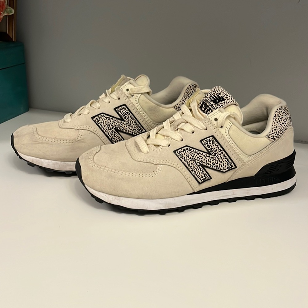 New balance WL574AND Sneaker cream and black with animal print, size 8